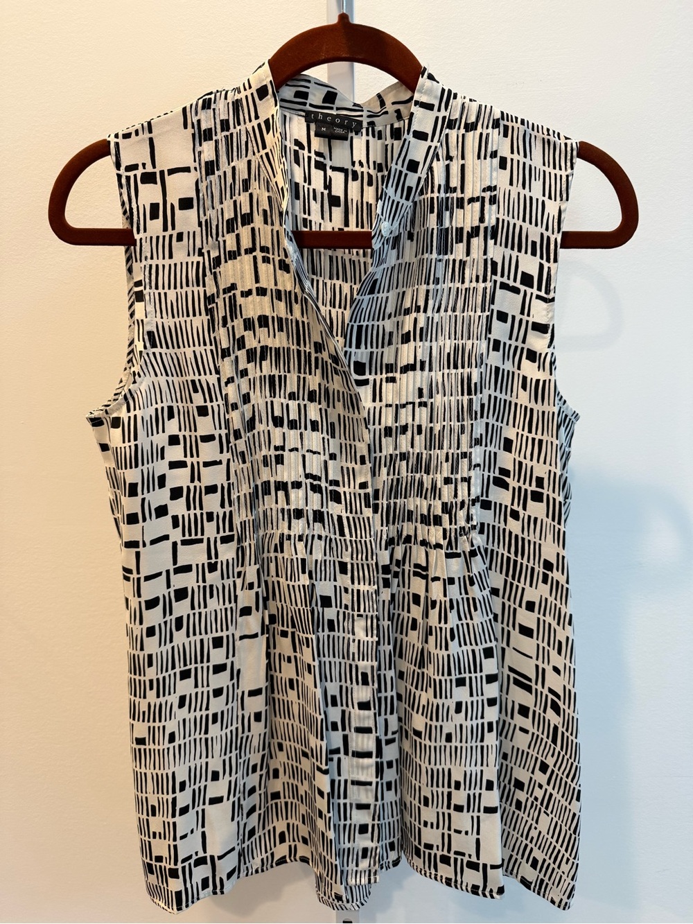 Theory Black White Geometric Sleeveless Camisole Design Plated Silk Blouse Top
